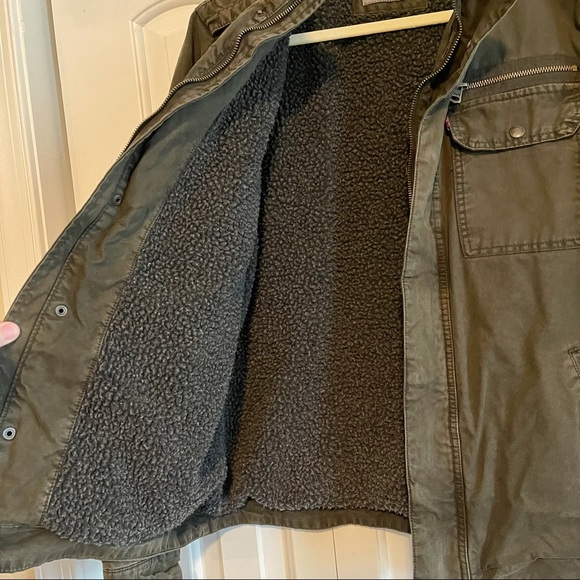 Levi's Men's Washed Cotton Two Pocket Sherpa Lined Military Jacket - Picture 9 of 13